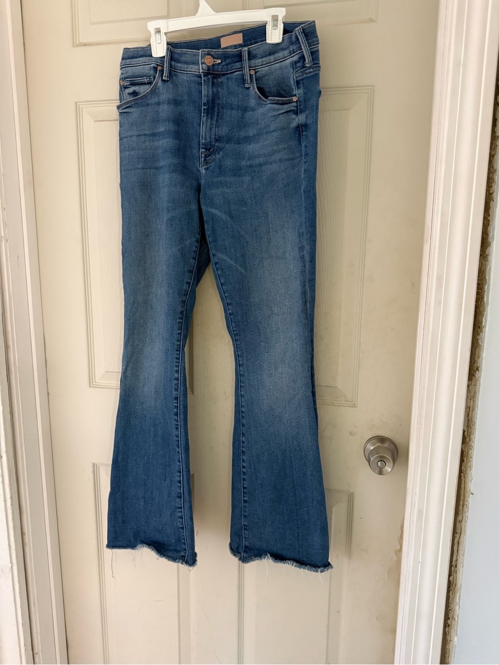 MOTHER the weekender fray Jeans with Raw Hem